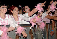 Ffans Nicky Wire yn y blaen. Llun gan Mary Wycherley