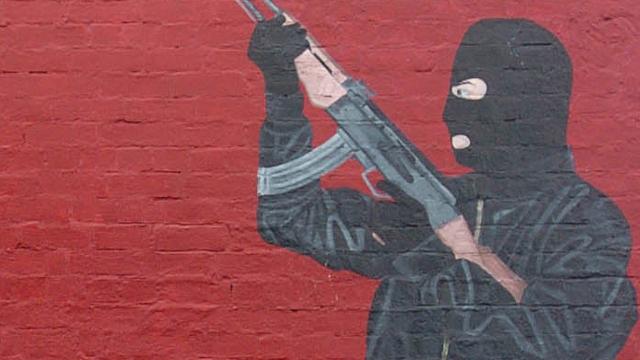 Mural of a paramilitary gunman (Pacemaker Press Intl)