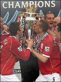 بازیکنان منچستر یونایتد پیروزی در فصل گذشته لیگ برتر انگلستان را جشن می گیرند