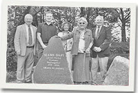 Mrs Mona Williams a fu'n dadorchuddio y gofeb, yn y llun mae ei meibion a'i wyr