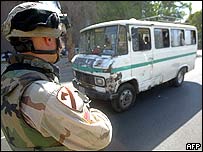 سرباز آمريکايی در مرکز بغداد پاس می دهد