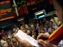 Trader brasileiro acompanha oscilações do mercado