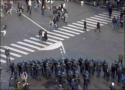 Ratusan orang, yang kebanyakan pemuda, bentrok dengan polisi antihuru-hara diPlace de la Republique saat unjukrasa utama terjadi.