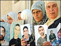 Familiares de prisioneiros esperam uma decisão de Israel