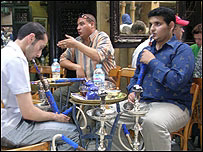 Homens freqüentam cafés e bares no Cairo sem companhia feminina