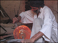 یک کارگاه شیشه سازی در هرات