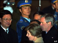 Bush e a primeira-dama Laura Bush são recebidos por oficiais chineses em Pequim