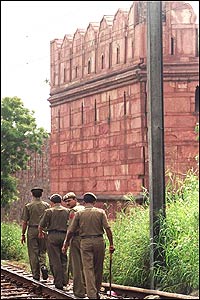 लाल क़िले की सुरक्षा में पुलिस