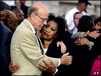 Pat Roberts abraça a senadora Juanita Millender-McDonald