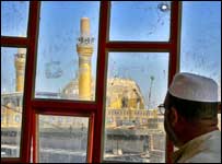 Iraquiano observa Bagdá destruída