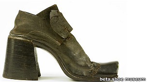 یک لنگه صندل قدیمی پاشنه بلند