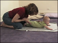 Sonia Sumar ensinando ioga para Colin 