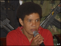 A guerrilheira 'Karina' em entrevista coletiva um dia depois de se entregar à polícia colombiana