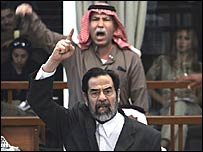 Saddam Hussein e seu meio irmão durante julgamento