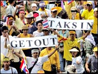 Người biểu tình mang biểu ngữ 'Thaksin về đi'