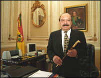 O senador Hermando Vaca Díez, com o bastão que é o símbolo do poder presidencial na Bolívia, em foto feita em janeiro de 2004 (foto AP)