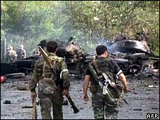 південно осетинці біля спалених грузинських танків у Цхінвалі 