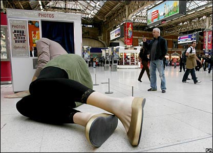 Một của một bức tượng lớn nằm tại trạm Victoria, ở London.