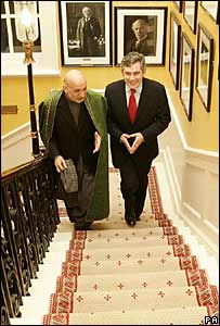 حامد کرزی (چپ) و گوردون براون