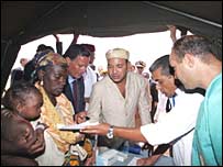 سلطان محمد پنجم پادشاه مراکش در يکی از مراکز کمکهای درمانی اضطراری در نيجر