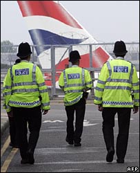 Heathrow Havalimanı'ndaki polisler
