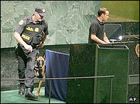 نيروهای امنيتی در حال تفتيش از محل مجمع عمومی