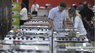 Consumidores brasileiros em loja de eletrodomésticos (Foto: Fabio Rodrigues Pozzebom/ABr)