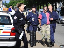 Một người phản đối bị cảnh sát Pháp bắt giữ