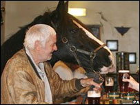 Peggy e seu dono do pub.