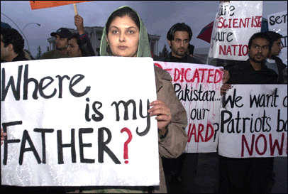 صائمہ عادل پوسٹر کے ساتھ