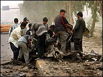 Bağdat'ta bomba patlamış bir araç