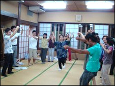 学生在拜伦的课堂上学习传统冲绳舞蹈