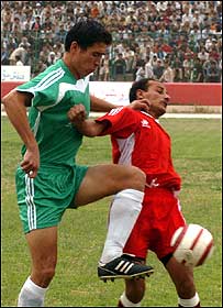 دو فوتباليست افغان (سمت چپ) و پاکستانی در نخستين روز تورنمنت منطقه ای فوتبال در کابل