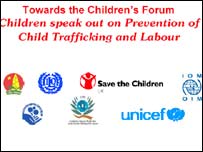 Cổ động tiếng Anh và huy hiệu của các tổ chức tham gia