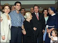 Pierre Gemayel (2º esq) no retorno de seu pai ao Líbano em 2000