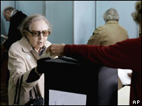 Eleitores votam durante o referendo em Portugal