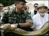 O presidente Lula segura uma anaconda em Tabatinga, na fronteira com a Colômbia