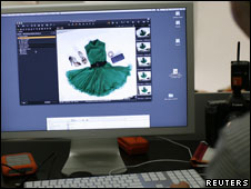 Una computadora con un vestido