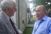 T Elwyn Griffiths yn siarad gydag arweinydd y Cymry tramor, Tomi Davies o Dde Affrica, ar faes Eisteddfod Casnewydd 2004