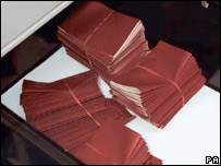 Welerson de Oliveira (esq.) e Lucas de Jesus, em fotos da polícia