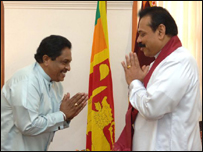 Mahinda Rathnathilake (L) swearing in as a minister before President Rajapaksa (photo Sudath Silva)