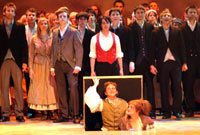 Cast Les Mis ar lwyfan Theatr Donald Gordon