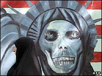 Mural de protesto contra os Estados Unidos em Teerã, Irã