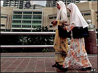 Malezya'da sokakta yürüyen iki kadın