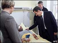 Nicolas Sarkozy visitou policiais feridos durante choques em Paris