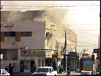 دفتر حزب اسلامی عراق در فلوجه در آتش می سوزد