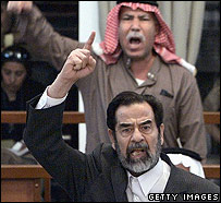 Saddam Hussein durante o julgamento