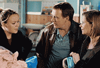 Charlie mewn golygfa o Eastenders