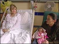 بچی اپنی والدہ اور نانی کے ساتھ