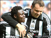 Mark Viduka (phải) và Obafemi Martins 